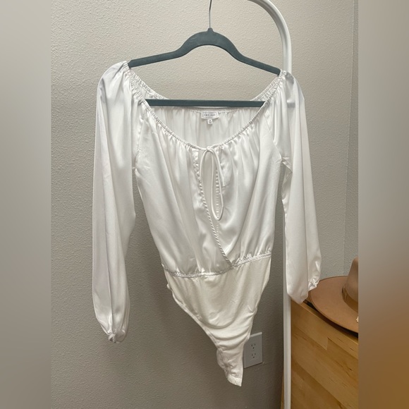 Emory Park- White Low V Bodysuit - Picture 3 of 12